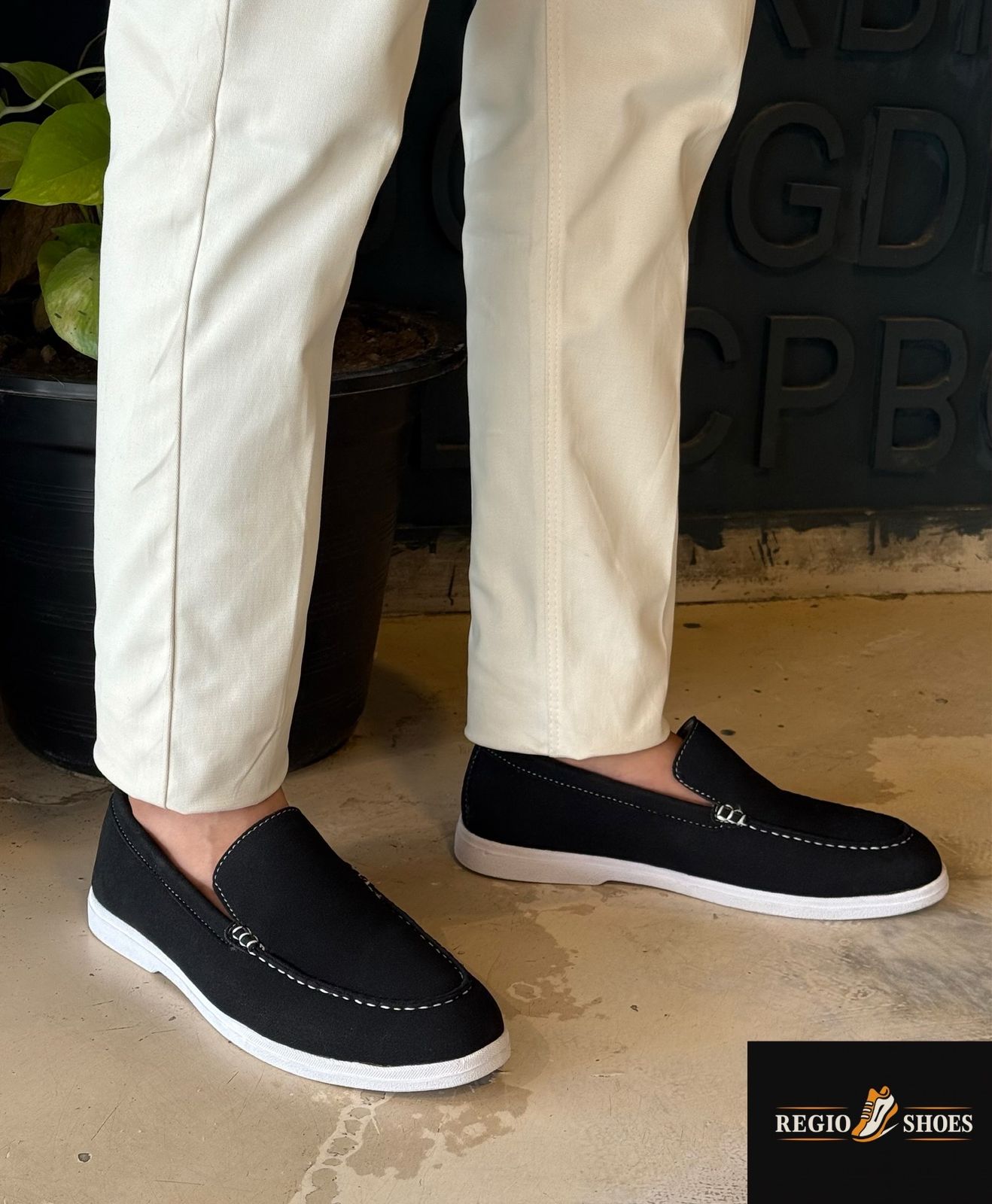 BLACK SUEDE WHITE SOLE MOCCASION