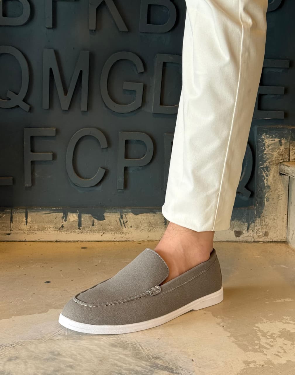 GREY SUEDE WHITE SOLE MOCCASION