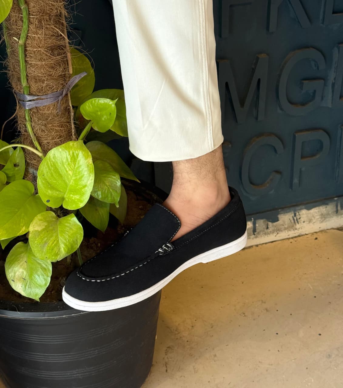 BLACK SUEDE WHITE SOLE MOCCASION